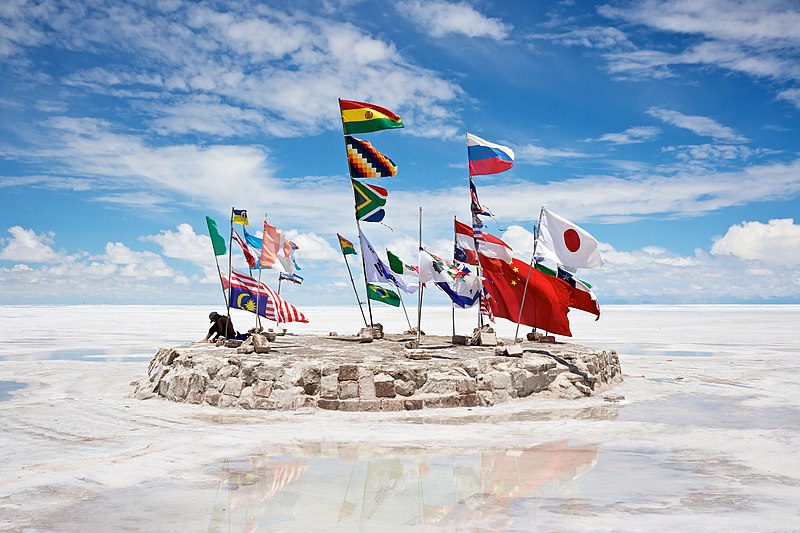 Hotel_de_Sal_–_Salar_de_Uyuni