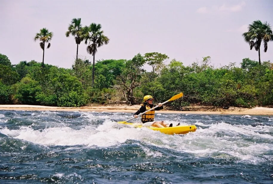 Canoagem menina remando KORUBO